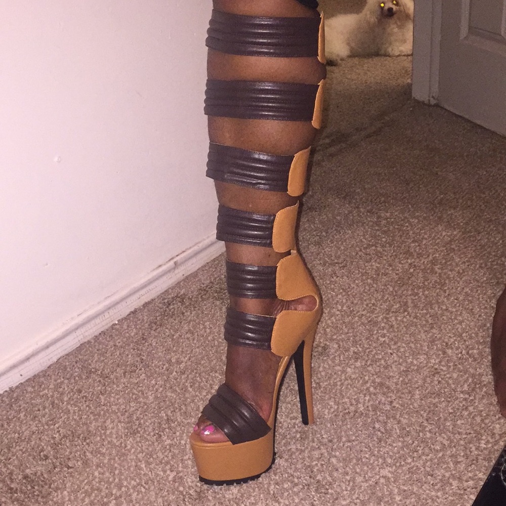 Coffee strap up boots